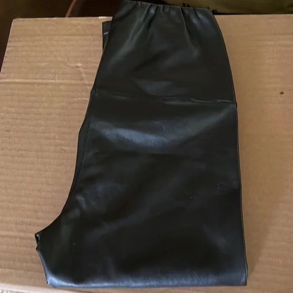 Beautiful Aritzia Wilfred Free faux leather leggings - Picture 4 of 6